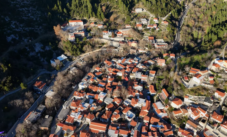 Στενή Εύβοιας: Το γραφικό κεφαλοχώρι για ονειρικά Χριστούγεννα