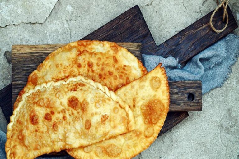 Τυροπιτάρες: Η παραδοσιακή συνταγή της Εύβοιας που θα λατρέψετε