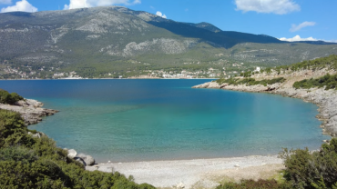 Παραλία Σκλαβούνο: Σε 60 λεπτά από την Αθήνα, ένας μικρός «παράδεισος»