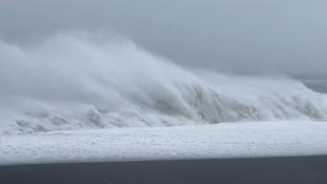 Μαύρη αμμουδιά! Η πιο επικίνδυνη παραλία της Ισλανδίας