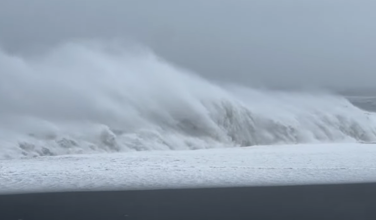 Μαύρη αμμουδιά! Η πιο επικίνδυνη παραλία της Ισλανδίας