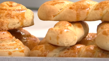 Φτιάχνουμε πασχαλινά κουλουράκια με άρωμα τσουρέκι (vid)