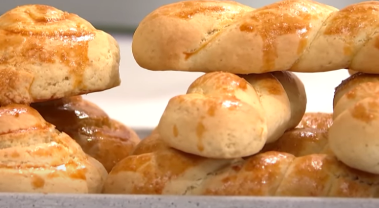 Φτιάχνουμε πασχαλινά κουλουράκια με άρωμα τσουρέκι (vid)