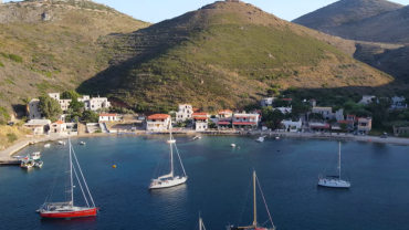 Πόρτο Κάγιο: Η ονειρική γωνιά της Μάνης που αντιστέκεται στον χρόνο