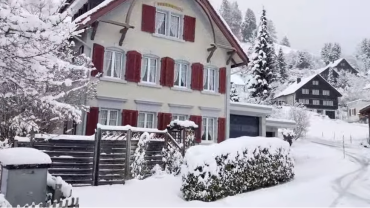 Περίπατος στις χιονισμένες ελβετικές Αλπεις (vid)